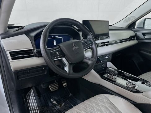 Used 2025 Mitsubishi Outlander SEL image 9