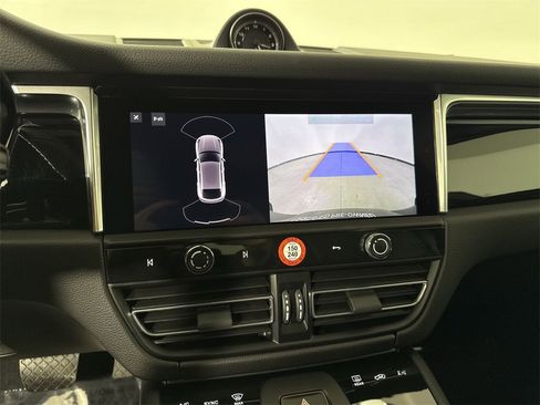Certified 2025 Porsche Macan image 30