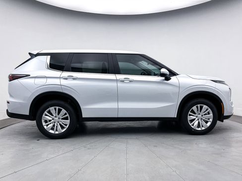 New 2025 Mitsubishi Outlander ES image 8