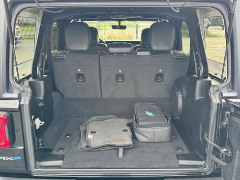 Used 2023 Jeep Wrangler Unlimited Sahara w/ Cold Weather Group image 18