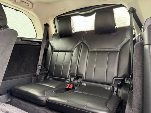 Used 2020 Land Rover Discovery Landmark image 9