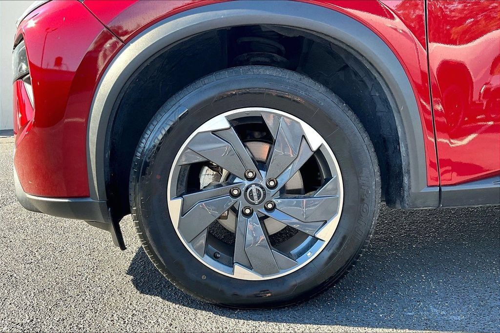 Used 2025 Nissan Rogue SV FWD image 32