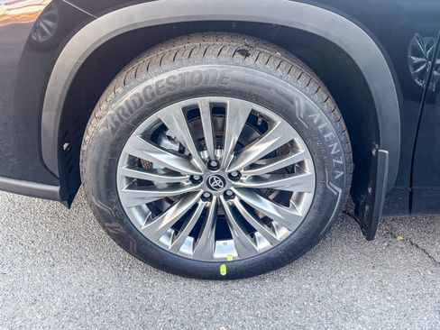 New 2026 Toyota Highlander Platinum image 11