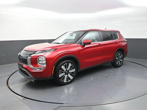Used 2025 Mitsubishi Outlander SE FWD image 3