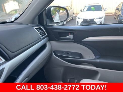 Used 2019 Toyota Highlander XLE FWD image 27