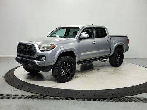 Used 2017 Toyota Tacoma SR5 w/ Tow Package RWD image 4