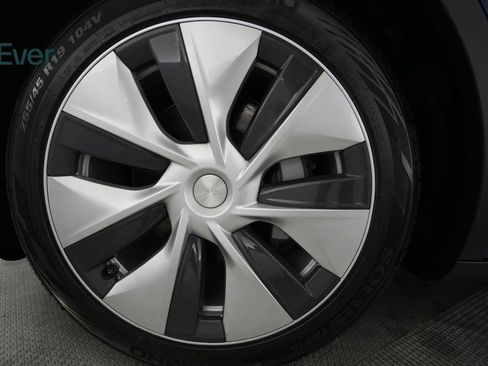 Used 2022 Tesla Model Y Long Range image 19