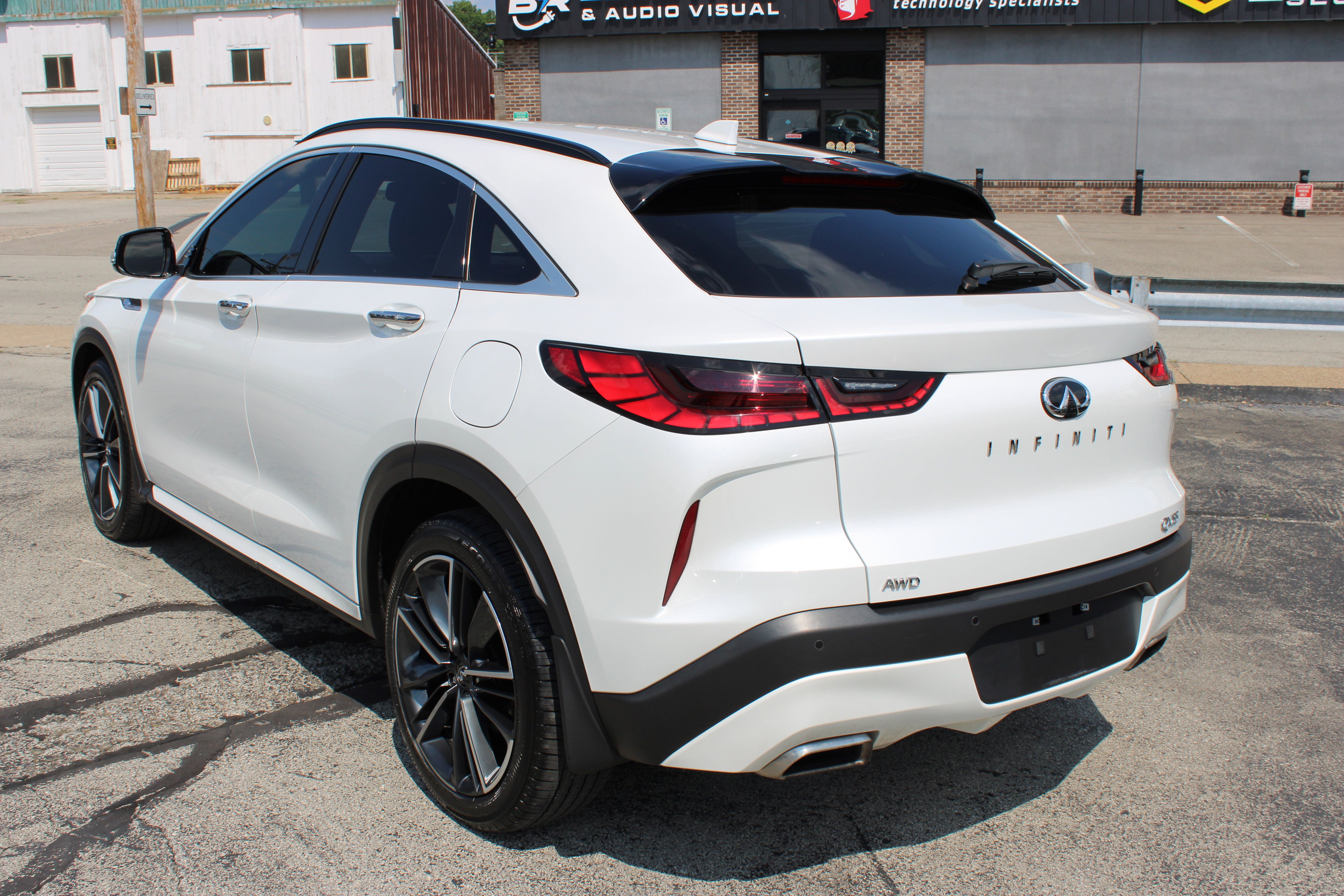 Used 2023 INFINITI QX55 Sensory w/ Lighting Package AWD/4WD image 3