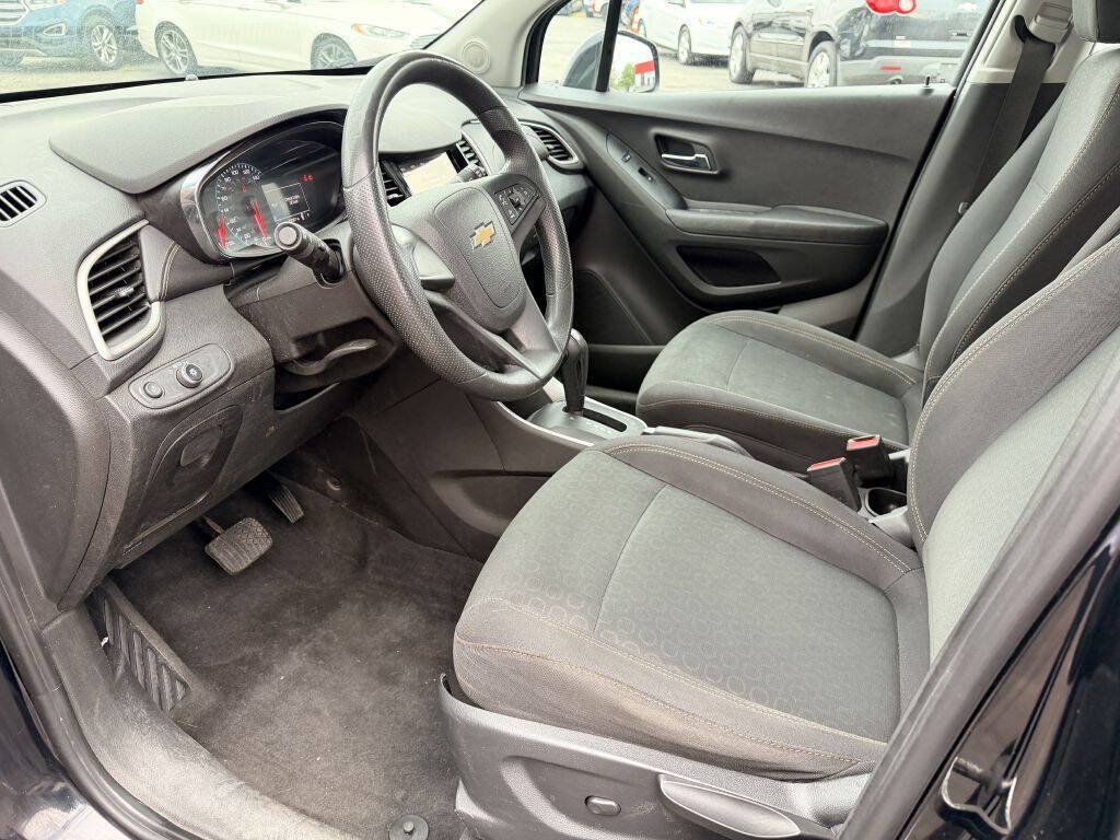Used 2019 Chevrolet Trax LT w/ Redline Edition FWD image 8