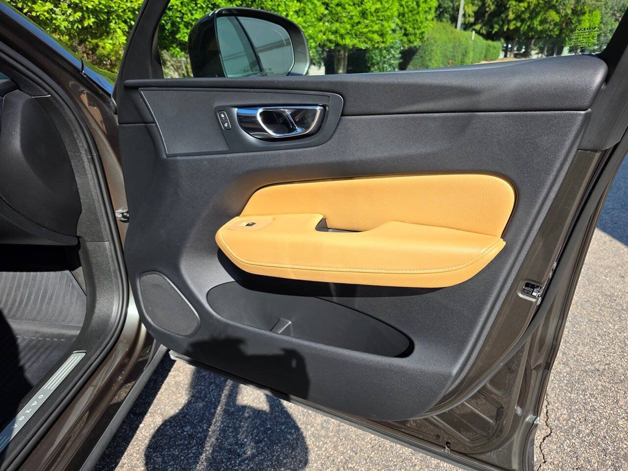 Used 2018 Volvo XC60 T6 Momentum w/ Convenience Package AWD/4WD image 41