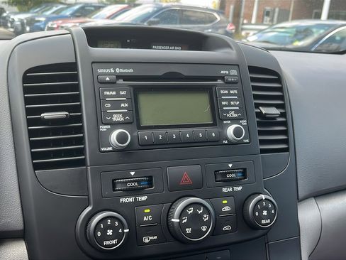 Used 2012 Kia Sedona LX image 16