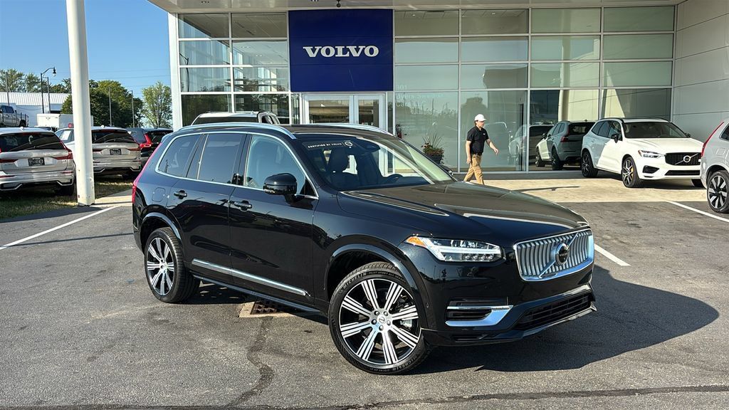 Certified 2025 Volvo XC90 T8 Plus AWD/4WD image 2