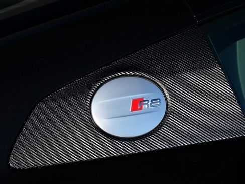 Used 2017 Audi R8 V10 w/ Carbon Exterior Package image 14