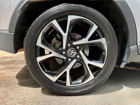 Used 2020 Toyota C-HR XLE FWD image 27