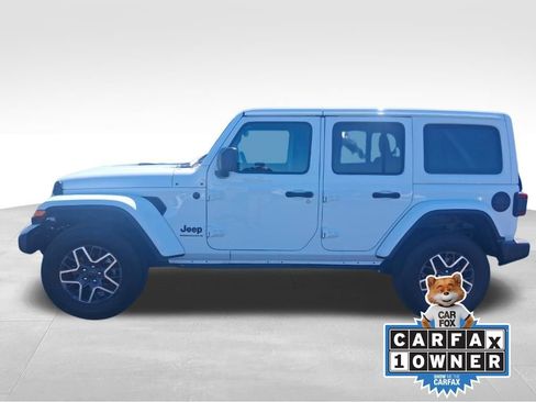 Used 2025 Jeep Wrangler Sahara image 2