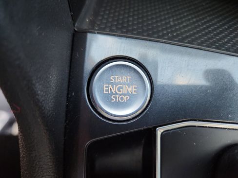 Used 2018 Volkswagen Tiguan SE w/ Panoramic Sunroof Package image 31