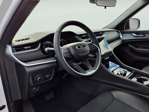 New 2025 Jeep Grand Cherokee Laredo image 14