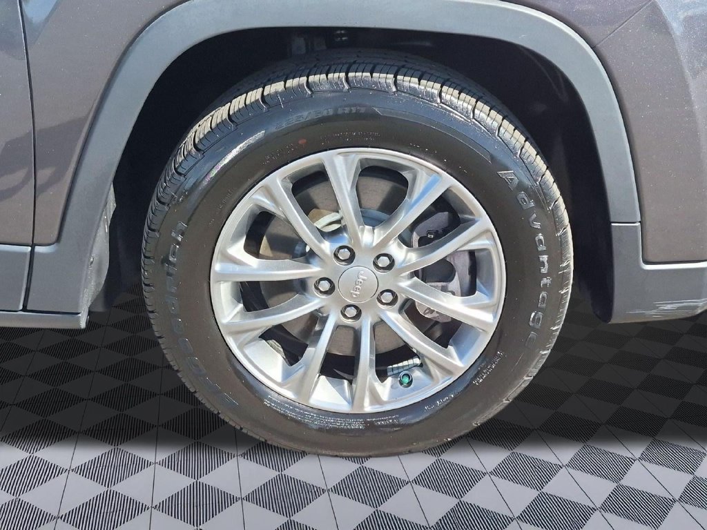 Used 2019 Jeep Cherokee Latitude Plus FWD image 30
