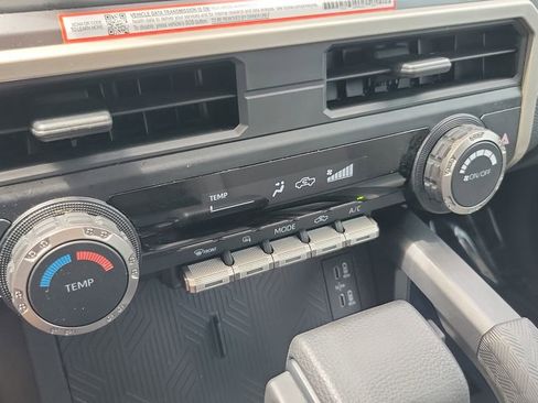 Certified 2025 Toyota Tacoma SR5 AWD/4WD image 18