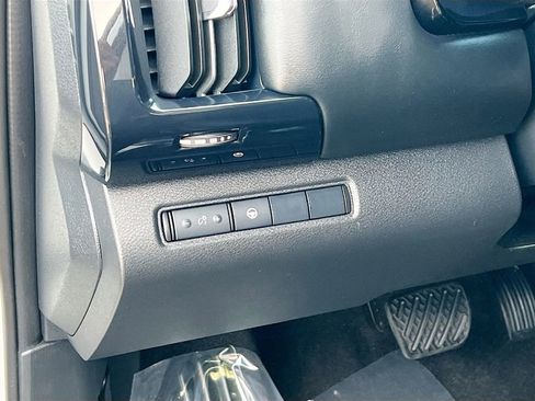 Used 2024 Nissan Pathfinder SV image 10