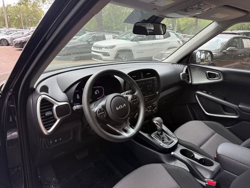 Used 2025 Kia Soul LX w/ LX Technology Package FWD image 31