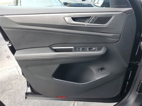 Certified 2025 Volkswagen Atlas Cross Sport SE w/ Panoramic Sunroof Package image 29