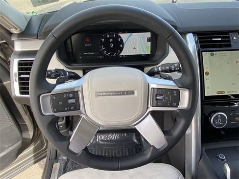 Used 2025 Land Rover Discovery Dynamic SE image 7