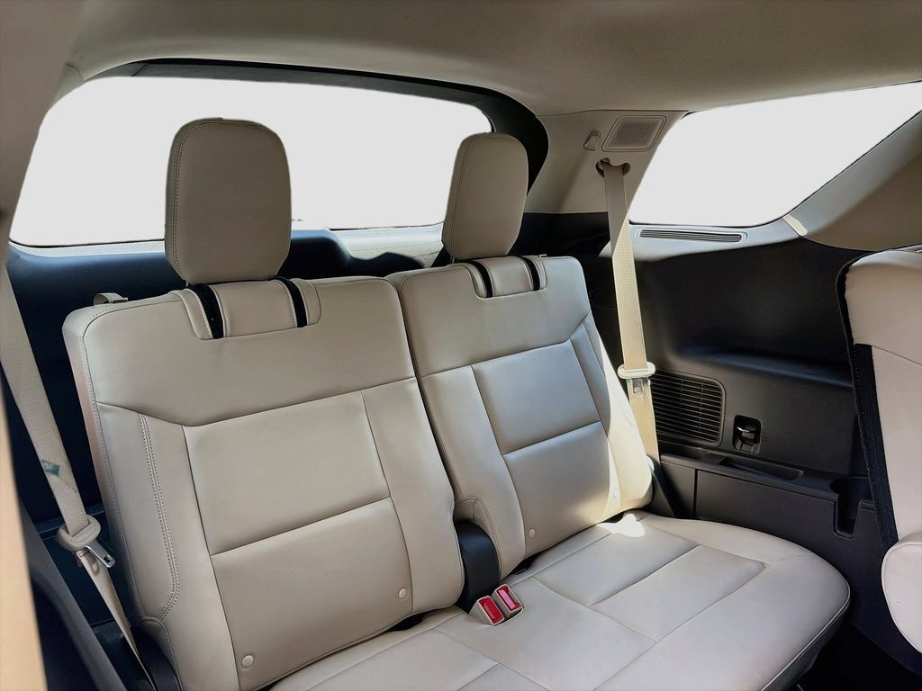 Used 2020 Ford Explorer Platinum w/ Premium Technology Package AWD/4WD image 29