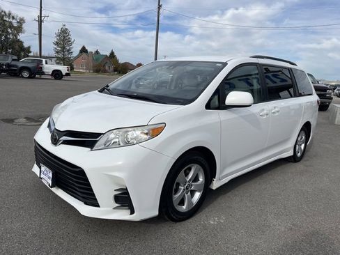 Used 2018 Toyota Sienna LE image 3