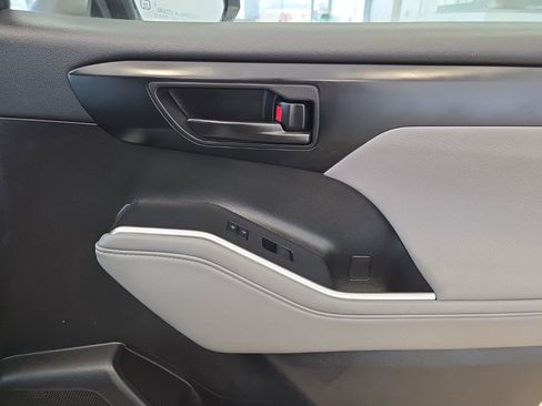 Used 2022 Toyota Highlander LE image 20