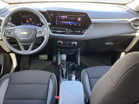 Used 2025 Chevrolet TrailBlazer LT image 3