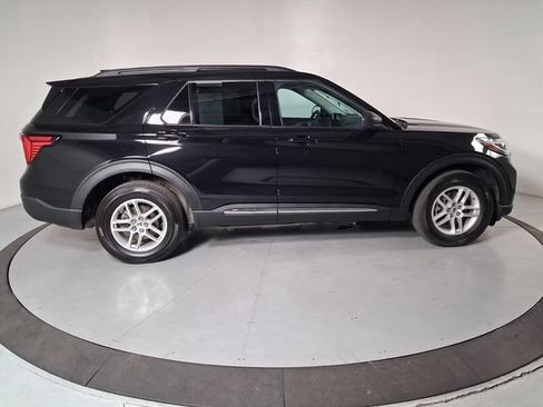 Used 2025 Ford Explorer Active AWD/4WD image 3