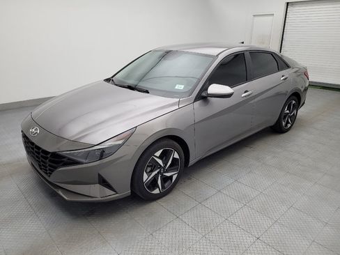 Used 2023 Hyundai Elantra SEL w/ Convenience Package FWD image 2