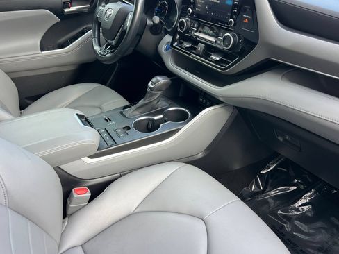 Used 2021 Toyota Highlander XLE AWD/4WD image 17
