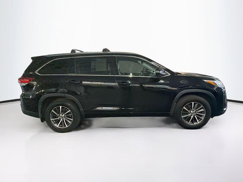 Used 2017 Toyota Highlander XLE AWD/4WD image 10