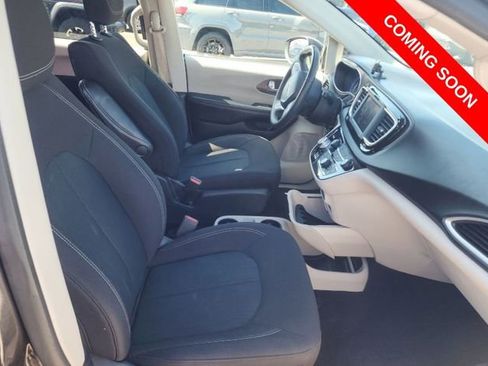 Used 2022 Chrysler Voyager LX FWD image 10