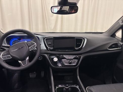 Used 2026 Chrysler Pacifica Limited FWD image 19