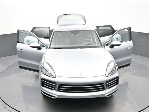 Used 2020 Porsche Cayenne S image 32