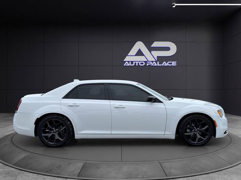 Used 2023 Chrysler 300 Touring w/ Sport Appearance Package image 8