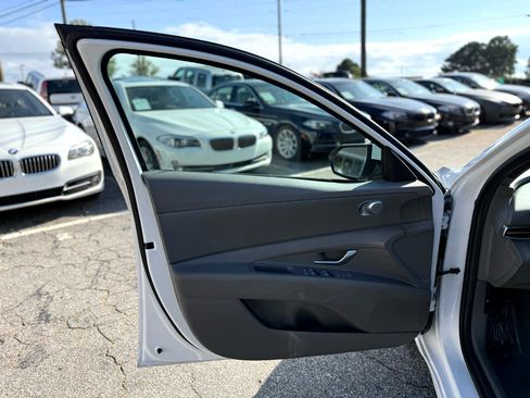 Used 2022 Hyundai Elantra SEL w/ Winter Weather Package image 8