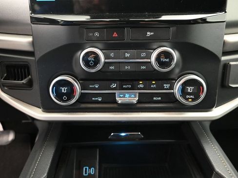 Used 2024 Ford Expedition XLT RWD image 11