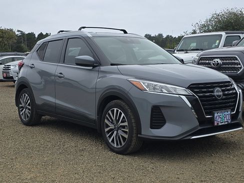 Used 2023 Nissan Kicks SV FWD image 2