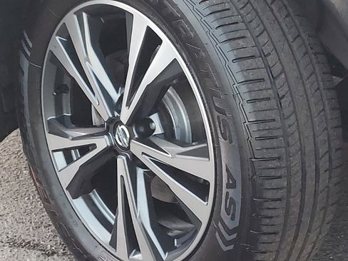 Used 2017 Nissan Rogue SL w/ SL Premium Package image 18