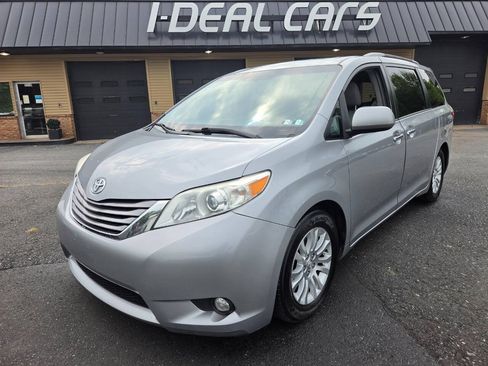 Used 2015 Toyota Sienna XLE FWD image 1