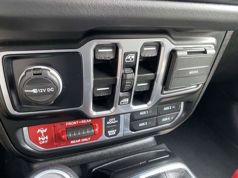 Used 2025 Jeep Wrangler Unlimited Rubicon AWD/4WD image 27