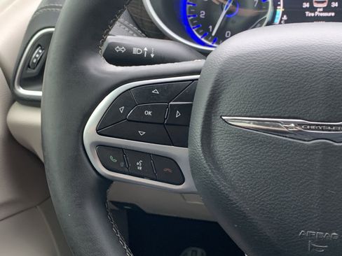 Used 2024 Chrysler Pacifica Limited image 18