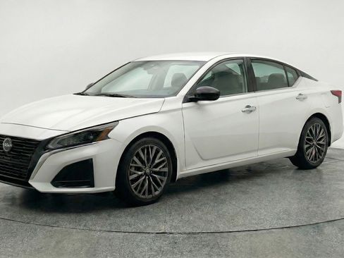 Used 2025 Nissan Altima 2.5 SV FWD image 3