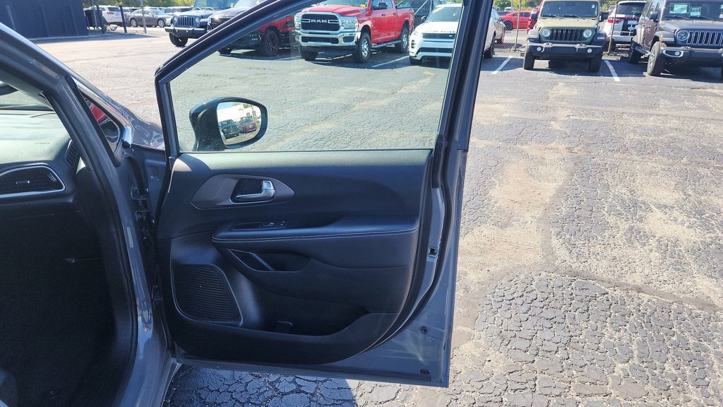 Used 2025 Chrysler Pacifica Select FWD image 10