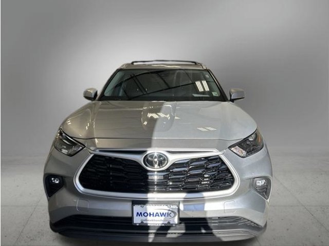 Used 2022 Toyota Highlander XLE AWD/4WD image 2