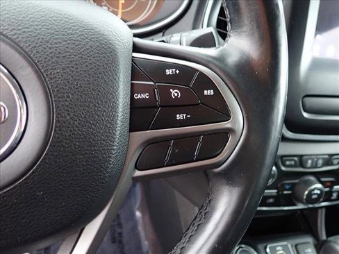 Used 2019 Jeep Cherokee Latitude Plus w/ Cold Weather Group AWD/4WD image 15